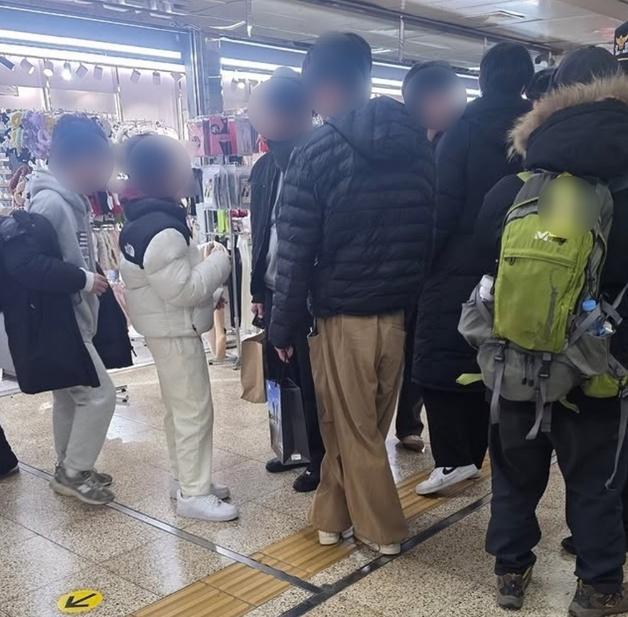 "'틀딱' 노인 조롱하고 도망친 초등생들…명품 패딩 걸치면 뭐 하나"