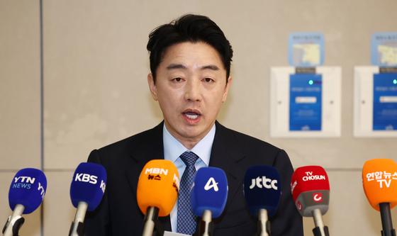 폴란드 다연장로켓 계약 관련 브리핑 하는 강훈식 비서실장