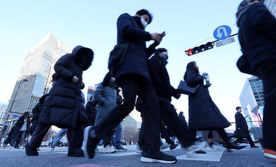 새해 첫 출근길 한파 절정…최저 영하 20도, 눈 30㎝ 넘긴 곳도