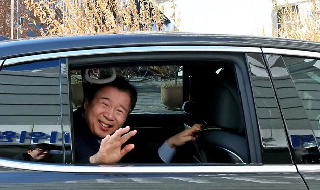 유철환 권익위원장, 임기 1년 남기고 사퇴