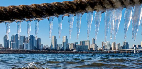 맹추위에 얼어붙은 한강