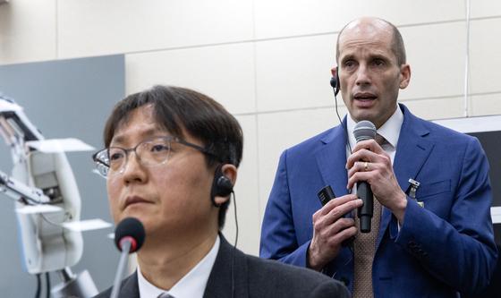 답변 이어가는 해롤드 로저스 쿠팡 대표