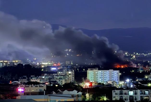 제주 자원순환시설 화재 초진…치솟는 검은 연기에 29건 신고 접수