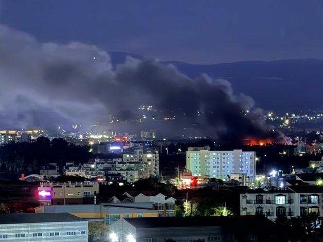 제주 자원순환시설 화재 초진…치솟는 검은 연기에 29건 신고 접수