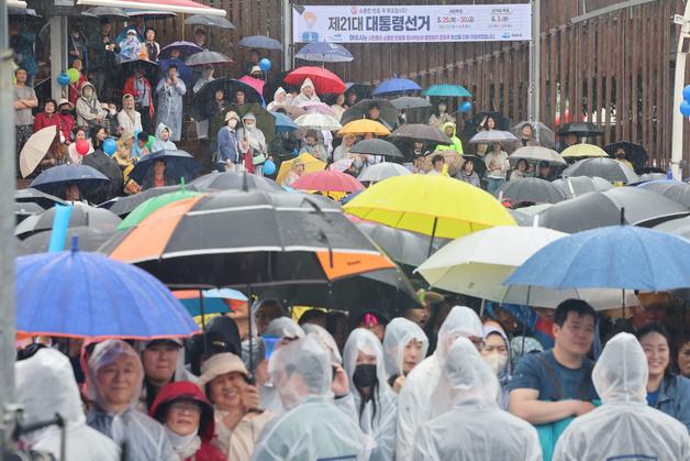 장마처럼 퍼붓네…하루만에 25㎜, 시간당 30㎜ 이상 물폭탄 투하