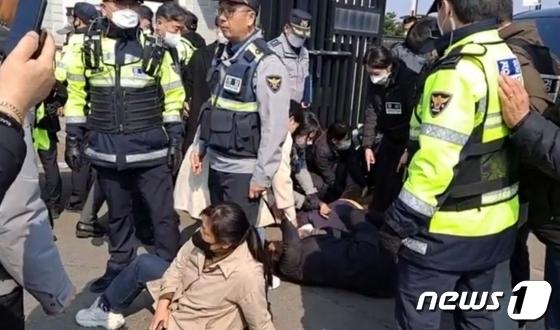 국보법 피의자 호송 막은 활동가 법정구속한 제주 판사 공수처 고발