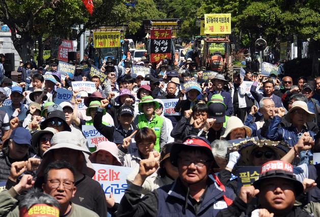 트랙터 몰고 거리 나선 제주 농민들 "새 정부, 농민기본법 제정해야"