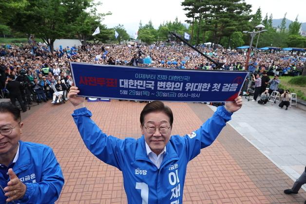 이재명, 제주 찍고 양산으로…"文 기소한 검찰은 제정신인가"(종합)