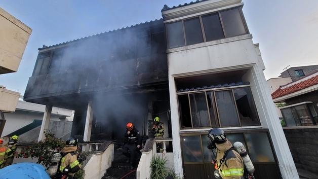 제주 연동 주택에 불…연기 흡입 70대 거주자 병원행