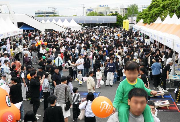 나흘간 관광객만 19만 명…제주 곳곳 황금연휴 분위기 '절정'