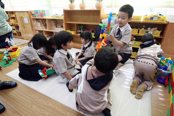'교복 달라도 친구' 원아 줄자 제주 시골 유치원 뭉쳤다