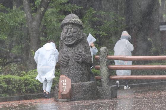 '호우·강풍특보' 제주 성산에 시간당 43㎜ 물폭탄…하늘길 차질(종합)