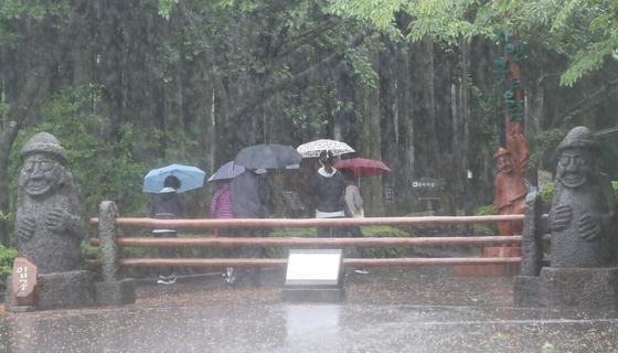 한라산에 200㎜ 폭우·초속 32m 강풍…10일까지 강한 비바람(종합)