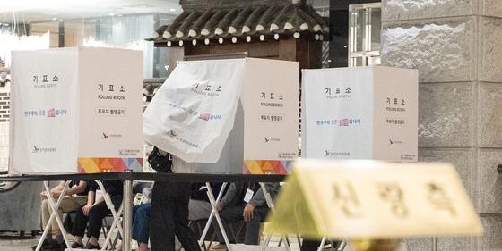 '○○○ 찍어'·손 떨려 잘못 찍기도…투표장서 소란 잇따라(종합)