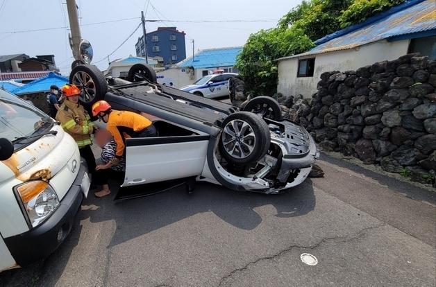 제주서 돌담 들이받고 전복된 SUV…60대 운전자 "브레이크 작동 안돼"