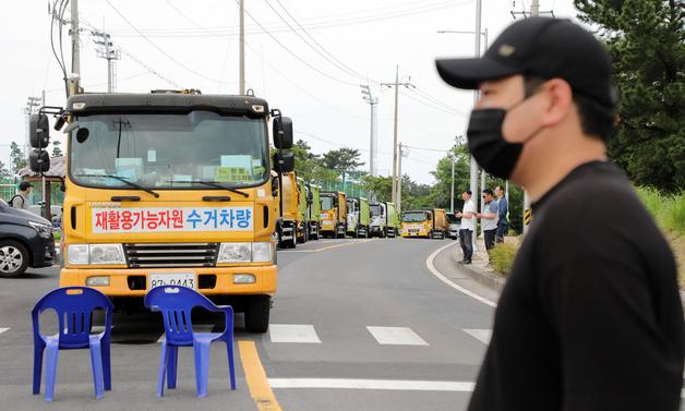 제주 최대 폐기물 처리장 막아선 주민들…수거차 대기줄만 500m