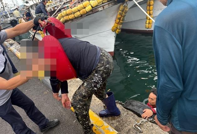 제주 성산항서 발 헛디뎌 바다에 빠진 60대 선원, 5분 만에 구조