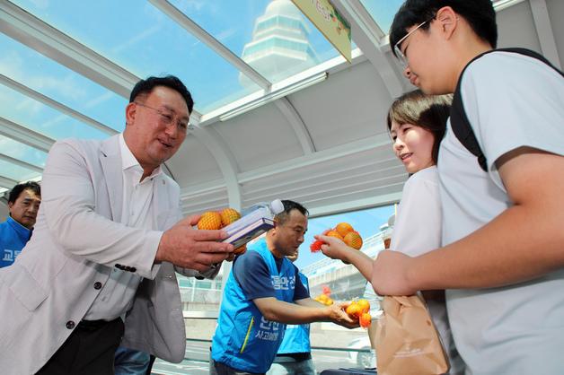 "즐거운 여행, 안전운전으로 시작하세요"…제주공항 앞 캠페인