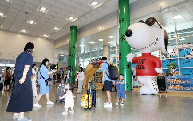 제주공항에 5m 대형 스누피 떴다…9월까지 팝업 스토어 운영