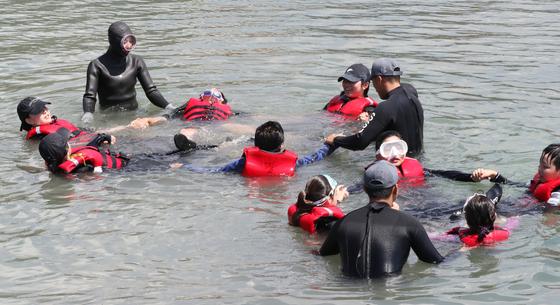 해군 아저씨들과 생존수영…서귀포교육지원청·기동함대사령부 협력