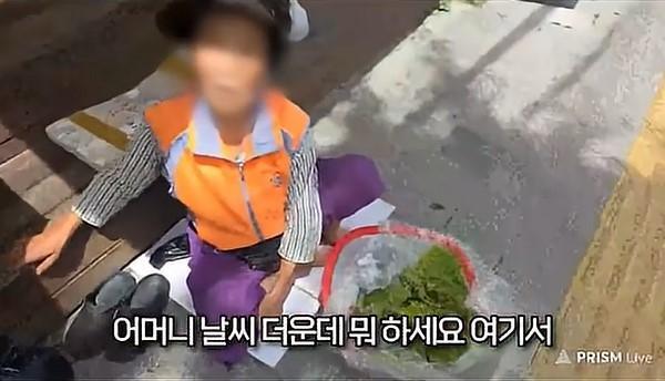 폭염에 맨발로 상추 파는 할머니, 유튜버가 20만원 건네 퇴근시켰다