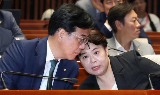 대화하는 송언석 비대위원장과 윤희숙 혁신위원장