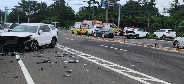 제주서 렌터카 등 6대 연쇄 추돌…임신부 등 12명 부상