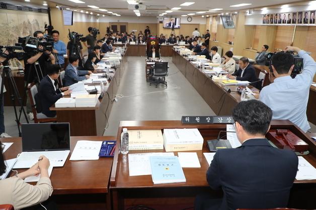 "기초단체 설치비가 왜 여기서 나와"…제주 '민생추경' 연일 뭇매