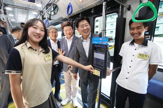 "엄마, 차비 좀" 제주엔 없다…청소년 버스 전면무료 개통식