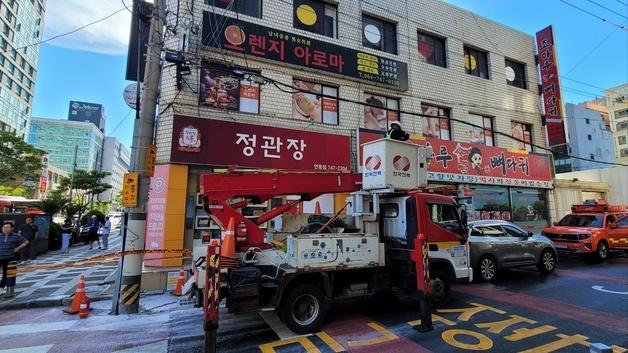 제주 도심서 덤프트럭이 전신주 들이받아…390여 가구 정전