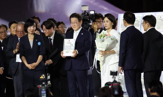 국민 대표로부터 임명장 받은 이재명 대통령