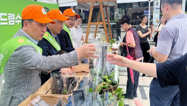 "무더위 날리는 새콤달콤한 맛"…청계천서 제주 풋귤 홍보 행사