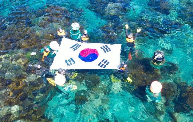 광복 80주년 맞아 독도 해상서 제주-울릉해녀 물질 시연