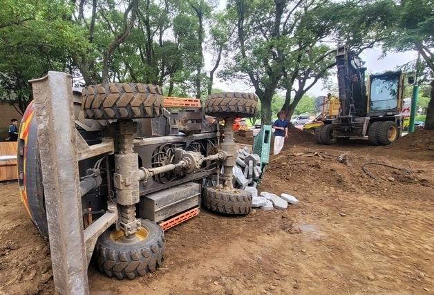 제주 공사장서 포크레인 전도…하반신 깔린 50대 남성 구조