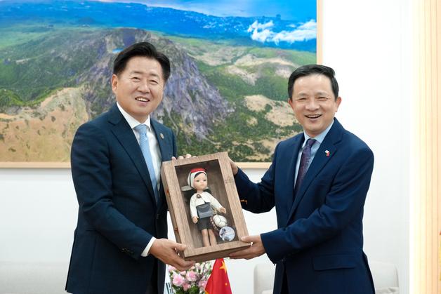 해상서 선원 8명 구한 중국 해경들, 제주 명예도민 된다