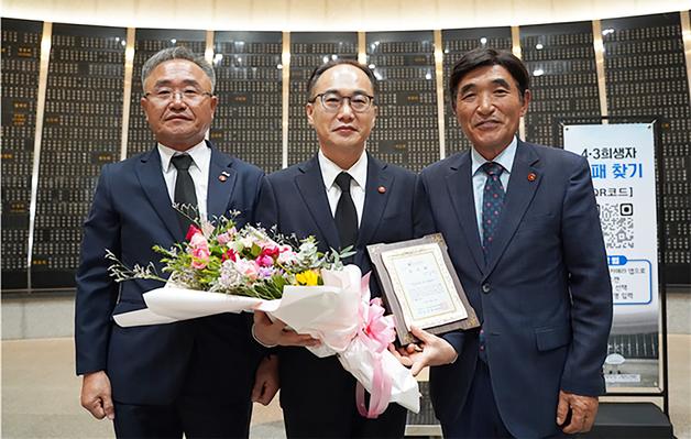 이원석 전 검찰총장, 4·3유족회 감사패 받아…직권재심 추진 공로