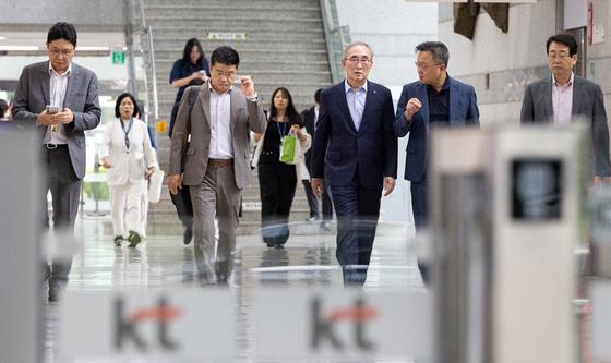 과방위원들과 현장조사 마치고 나서는 김영섭 KT 대표