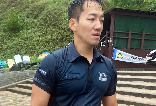 "서프보드 타고 2m 파도 속으로"…바다 빠진 관광객 구한 경찰관