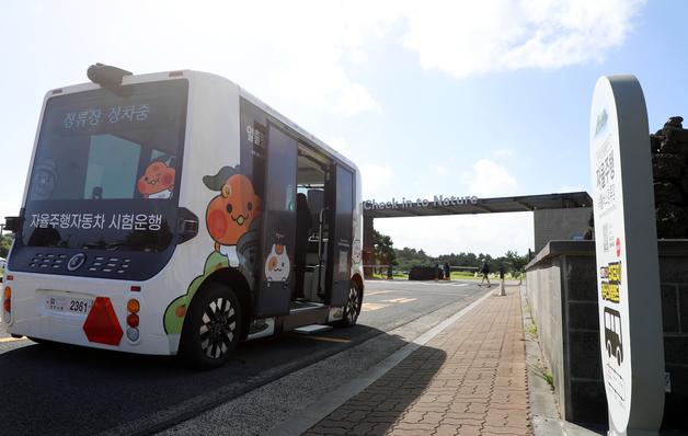[르포]운전자 없이 씽씽…제주 자율주행 버스 '일출봉GO' 타 보니