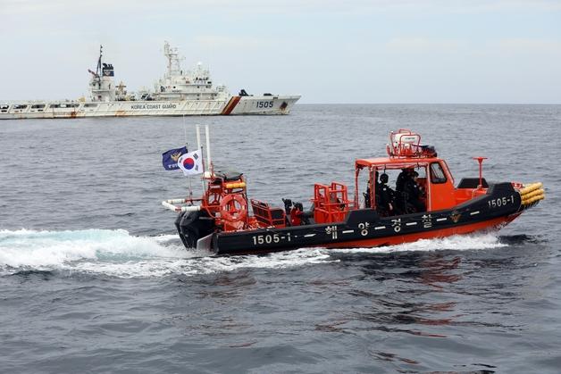 제주 앞바다서 4.6톤 어선 침몰…승선원 3명 구조 완료