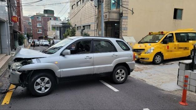 제주서 건물로 돌진한 SUV…70대 운전자 부상