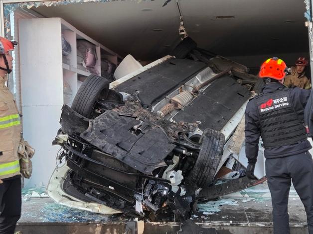 제주서 차량 돌진 사고 발생…4명 중경상 