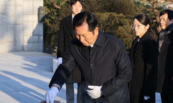 현충탑에 분향하는 정청래 대표