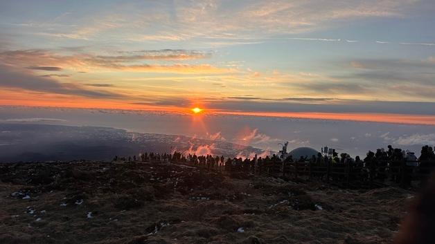 "새해 건강·행복 가득하길"…한라산·성산일출봉서 2.2만여명 몰려