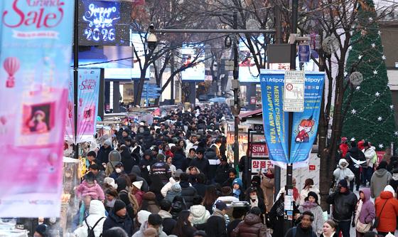 새해 첫날 나들이객들로 붐비는 명동거리