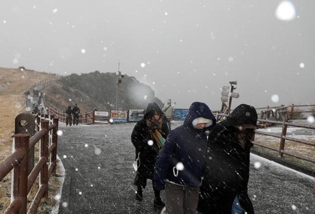 제주 초속 20m 칼바람 '쌩쌩'…주말까지 해안에 최대 10㎝ 폭설