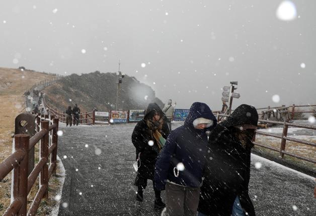 제주 초속 20m 칼바람 '쌩쌩'…주말까지 해안에 최대 10㎝ 폭설