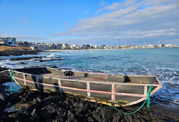 제주 해안가 '徐' 적힌 정체불명 목선 발견…"오래 표류한 듯"