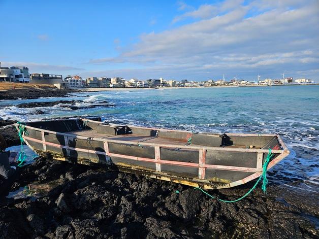 제주 해안가 '徐' 적힌 정체불명 목선 발견…"오래 표류한 듯"