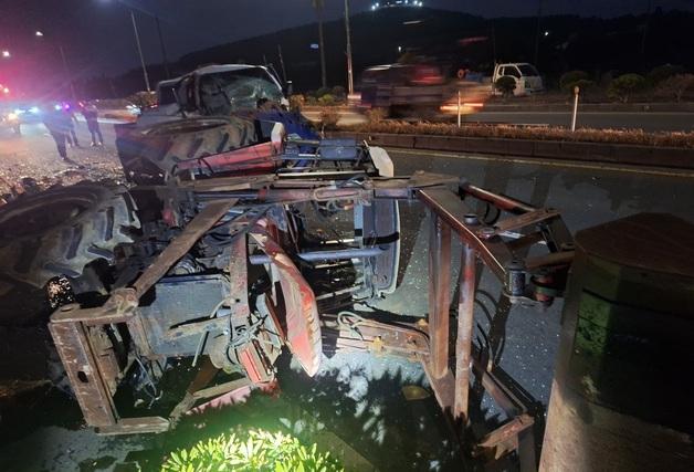 제주서 트럭·트랙터 추돌…70대 2명 병원 이송